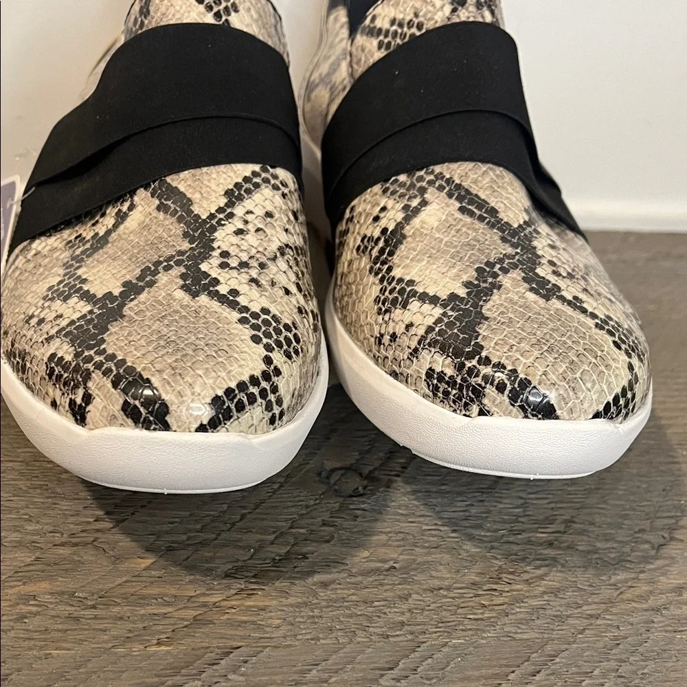 NWT - Clarks Women’s Kayleigh River Taupe Snake Slip-On Loafers - Size 10 - Picture 5 of 7